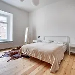 Spacious 2-Bedroom Flat In Old Town By Urban Rent