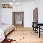 Spacious 2-Bedroom Flat In Old Town By Urban Rent